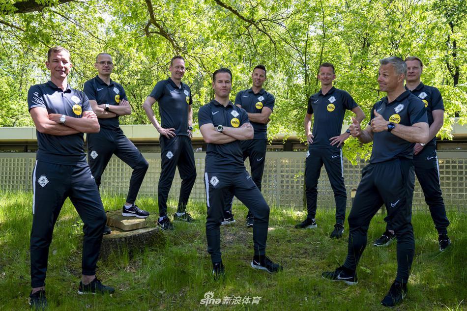 媒体日的最后一个环节，所有荷兰籍欧洲杯裁判组成员聚集在一起拍摄全家福。大家自然地簇拥成两排，有人双手叉腰显得自信满满，有人将手搭在同伴肩上流露出兄弟情谊。背景的蓝天白云与绿茵场相映成趣，这一张张平凡却又写满故事的面孔，即将在那个盛夏，成为欧洲杯赛场上最公正的标尺。