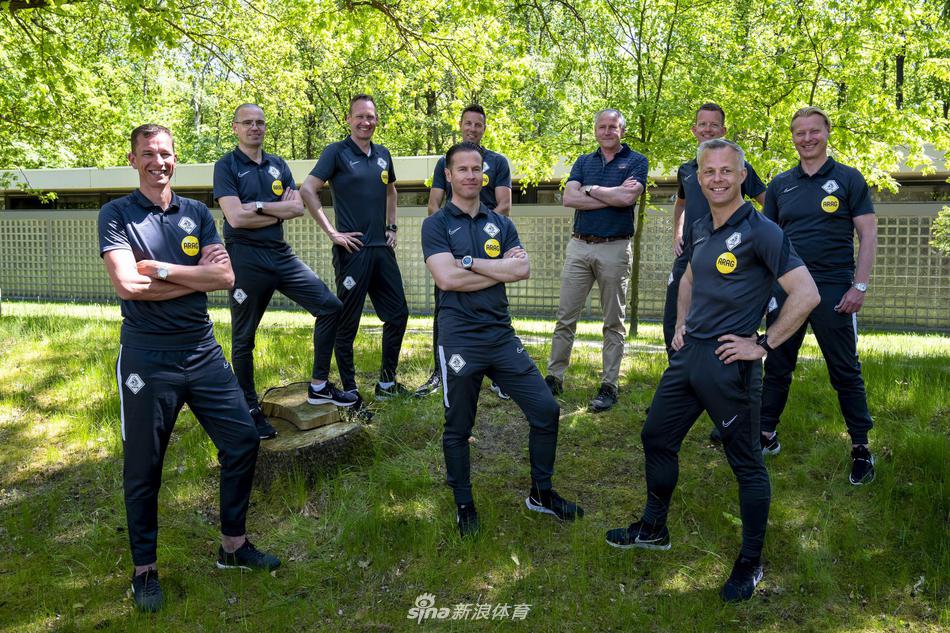 训练场内，一位助理裁判正在进行身体机能训练。他双手握住一根白色的训练杆，身体向后微微倾斜，将整个后背的肌肉线条完全展现。汗水已经浸透了他的衣领，但脸上的表情却异常坚毅。这具充满力量感的躯体，是无数次高强度跑动与折返跑训练的结果，确保他能在比赛中始终跟上最顶级边锋的步伐，做出最准确的越位判断。