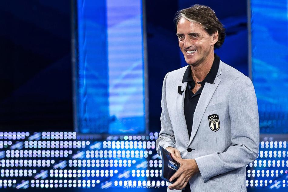 主教练曼奇尼被球员簇拥在舞台中央，他难得展现出轻松一面，面对镜头开怀大笑，身旁的基耶利尼和博努奇两位老将同样西装革履，神情骄傲