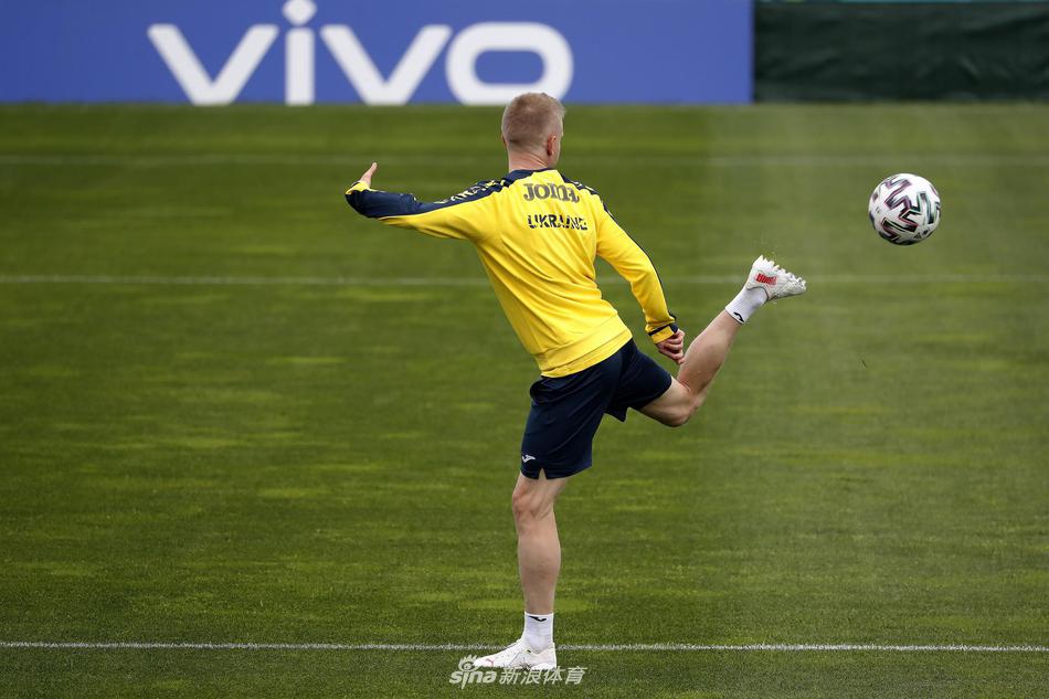 主帅舍甫琴科在场边亲自指导球员，他的眼神专注而犀利，举手投足间依然保持着昔日顶级射手的气质，球员们则认真聆听着战术部署。