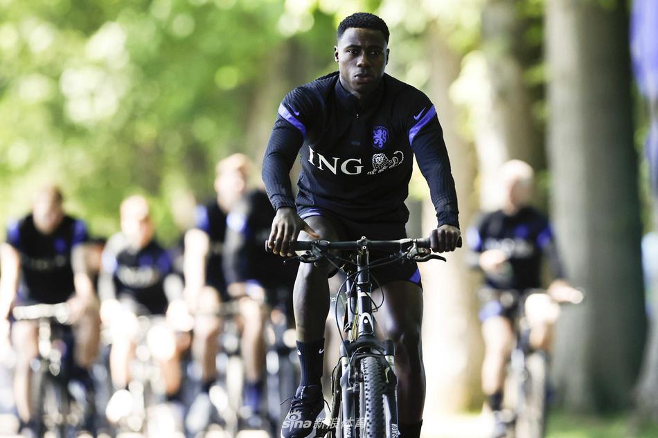 马泰斯·德里赫特全神贯注地进行着有球训练，他的每一次触球都显得沉稳有力，眼中透露出对重返赛场的极度渴望。