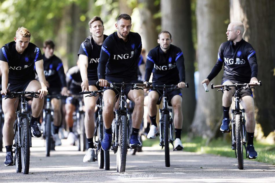 橙衣军团将士们在训练场上拉伸放松，脸上带着胜利后的轻松笑意，阳光洒在他们身上，仿佛为他们披上了金色的战袍。