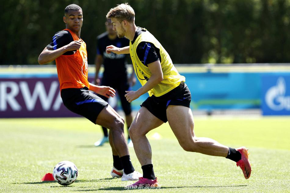 训练场上，德里赫特与队友进行着精准的传球配合，他抬头观察的瞬间，目光如炬，仿佛已经在脑海中预演着与奥地利锋线对抗的场景。