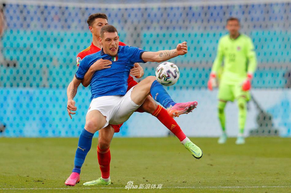 进球后的佩西纳张开了双臂，他紧闭双眼，享受着胸腔里迸发出的呐喊。队友们从四面八方飞扑而来，将他紧紧簇拥在中间，那一张张因激动而变形的面孔，与看台上翻涌的蓝色人浪交织在一起，定格了奥林匹克球场最沸腾的一秒钟。