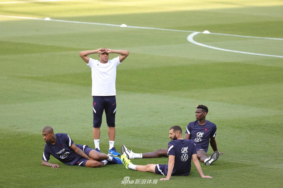 比赛结束后，意大利队的球员们没有立即离场，他们手挽手走向看台，向那片沸腾的蓝色海洋致谢。队长博努奇高举双臂鼓掌，灯光打在他坚毅的侧脸上，看台上的球迷们则纷纷伸出手臂，仿佛要穿过空气与他们的英雄们击掌。这一刻，胜负已不再重要，足球成为了连接所有人的共同语言。