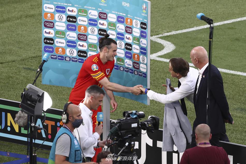 赛后，意大利主帅曼奇尼主动走向贝尔，两人相视一笑，两双大手紧紧握在一起，这一握，是对对手的祝贺，也是对勇士的敬意。