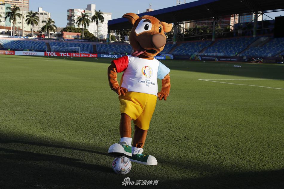 吉祥物做出夸张的“金鸡独立”动作，努力保持平衡，笨拙又认真的模样惹得周围的摄影师纷纷按下快门，记录下这欢乐一刻。