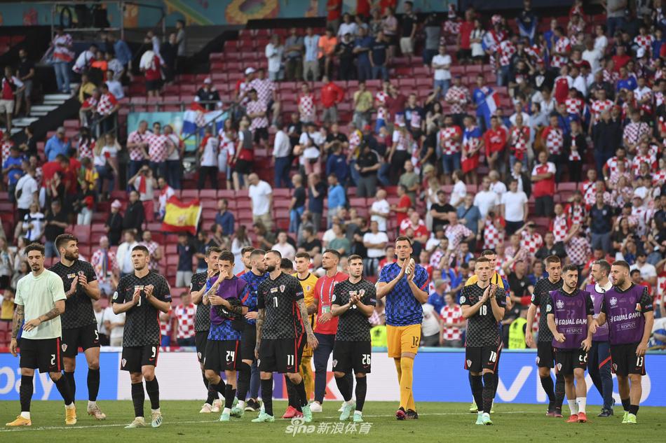 队长莫德里奇赛后独自面向看台，眼神中饱含对球迷支持的感激与对比赛失利的遗憾，身后的队友们正走向场边致意。