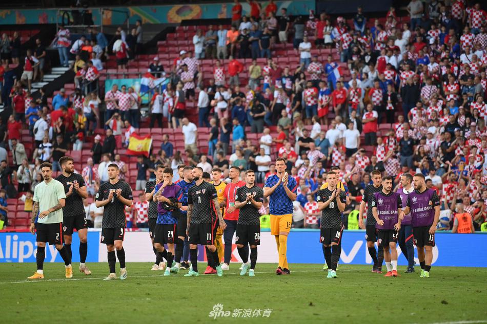 莫德里奇双手高举过头顶，向看台上的克罗地亚球迷鼓掌致谢，他身后的队友们排成一排，共同以这庄严的方式回应着看台上那片红白格的海洋。