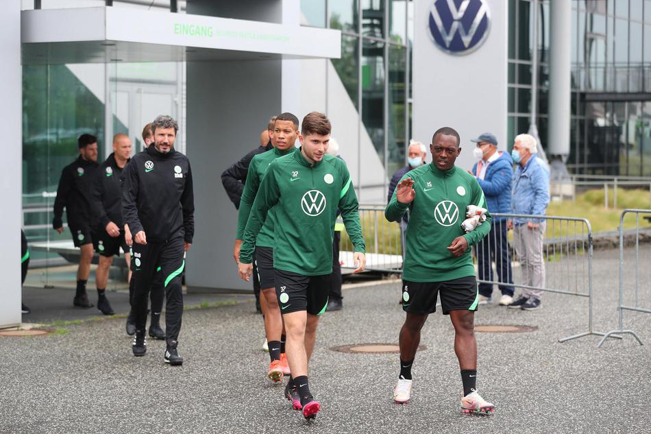 高温之下，一名狼堡球员正在进行高强度的折返跑，汗水浸透了球衣，这不仅是体能的磨练，更是对范博梅尔新战术要求的意志考验。