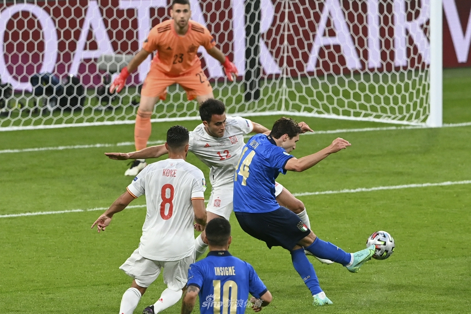 进球后的怒吼震彻温布利，小基耶萨张开双臂，仿佛要拥抱整个沸腾的意大利，这一刻他无所畏惧。