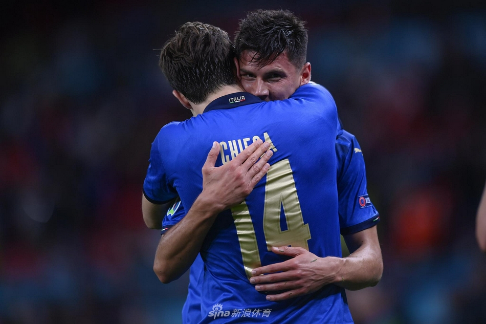 基耶利尼高举冠军奖杯，满脸的络腮胡须与狂喜的笑容，写满了老将圆梦后的无尽感慨与豪迈。