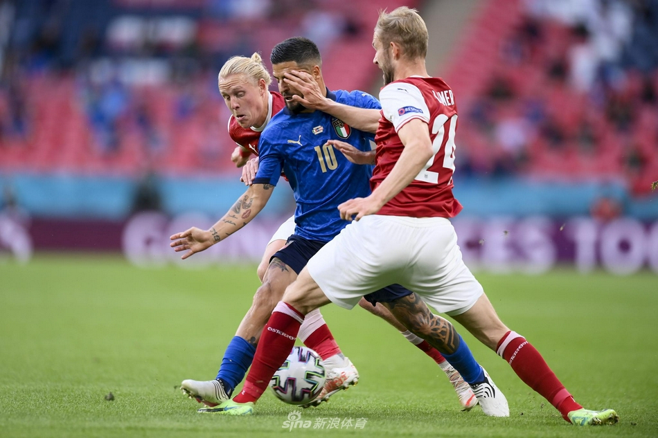 斯皮纳佐拉拄着拐杖，艰难地与场上的队友们一同庆祝胜利，他的身影是这支团结的意大利队背后，默默付出与牺牲的缩影。