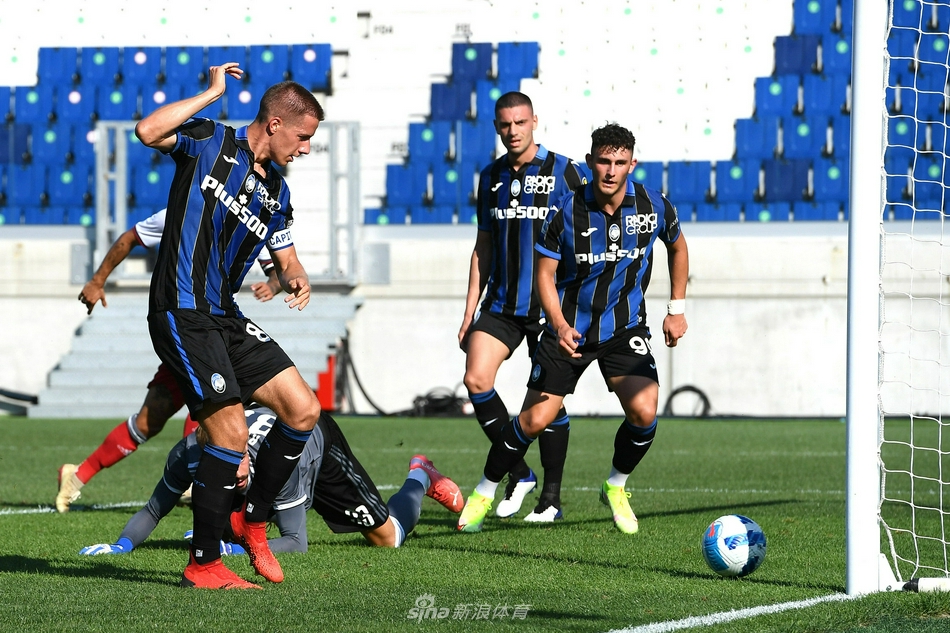 进球后的亚特兰大球员们紧紧相拥，他们脸上洋溢着灿烂的笑容，与看台上欢呼的球迷激情互动