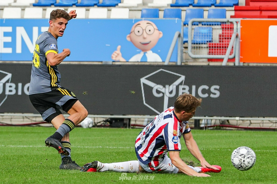 进球功臣林森被队友团团围住，大家紧紧相拥，脸上洋溢着灿烂的笑容，庆祝的声浪似乎要冲破屏幕