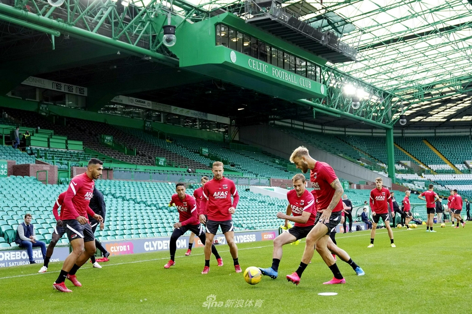 在格拉斯哥的绿荫场上，阿尔克马尔的球员们正挥汗如雨，全神贯注地投入赛前训练，每一个动作都充满了对胜利的渴望。
