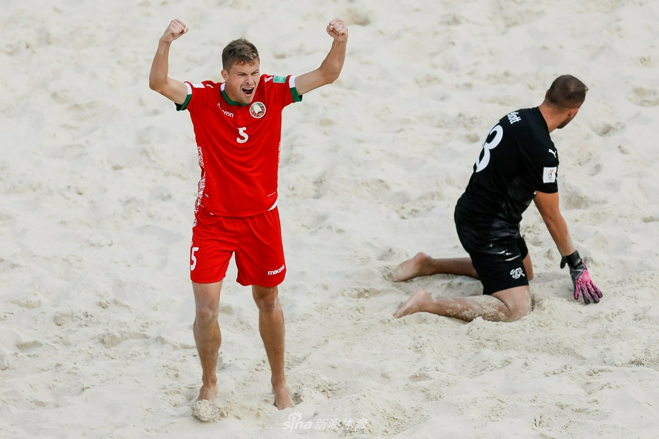 比赛结束后，瑞士全队围成一圈向球迷致谢，夕阳的余晖洒在他们身上，沙滩上的影子被拉得很长，画面温馨而感人