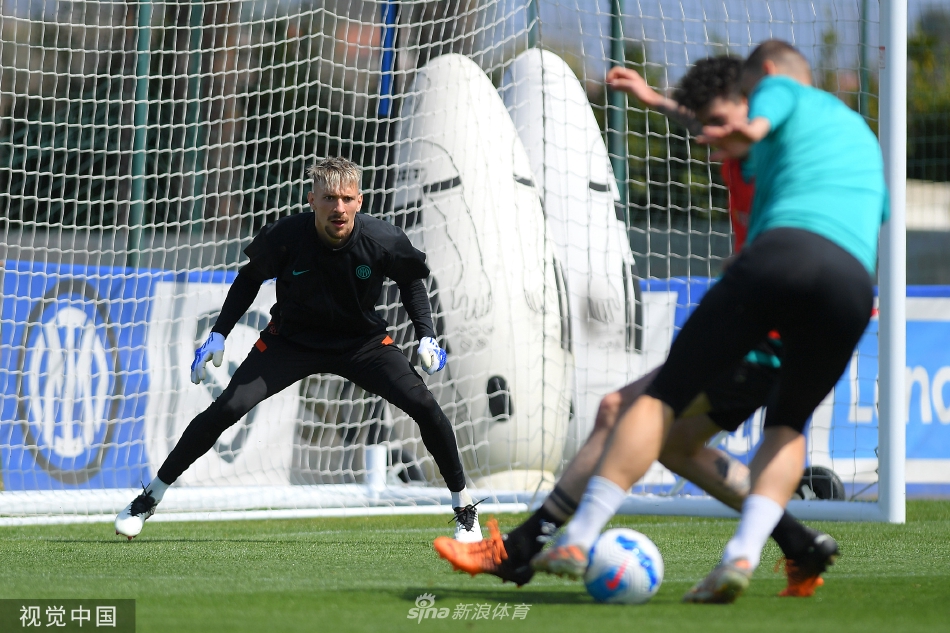 全队围成一圈聆听主教练最后训话，蓝黑将士肩并肩凝聚成不可分割的战斗集体