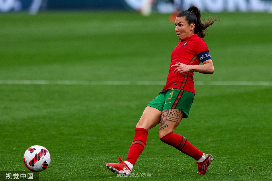 葡萄牙队门将飞身扑救，单手将对手极具威胁的射门托出横梁