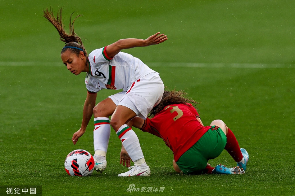 比赛结束后，葡萄牙女足全队列队向主场球迷致谢，场面温馨感人