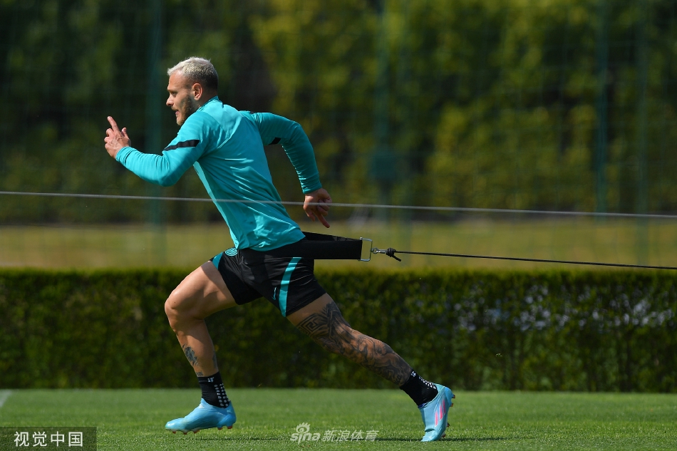 中场核心巴雷拉在对抗训练中巧妙摆脱防守，球衣随风扬起，展现出意大利国脚的灵动与掌控力