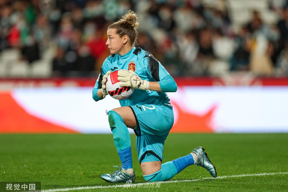 葡萄牙队后卫卡萝尔·科斯塔高高跃起，力压对手争抢头球瞬间