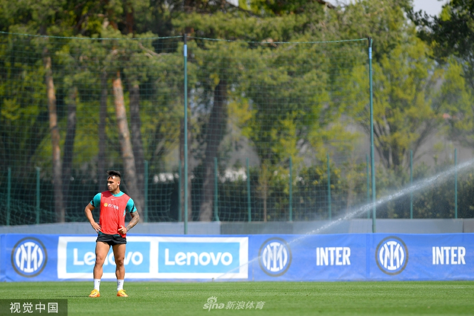 训练间隙因扎吉教练与队员深入交流战术细节，手指球场示意跑位路线，专注神情彰显名帅风范