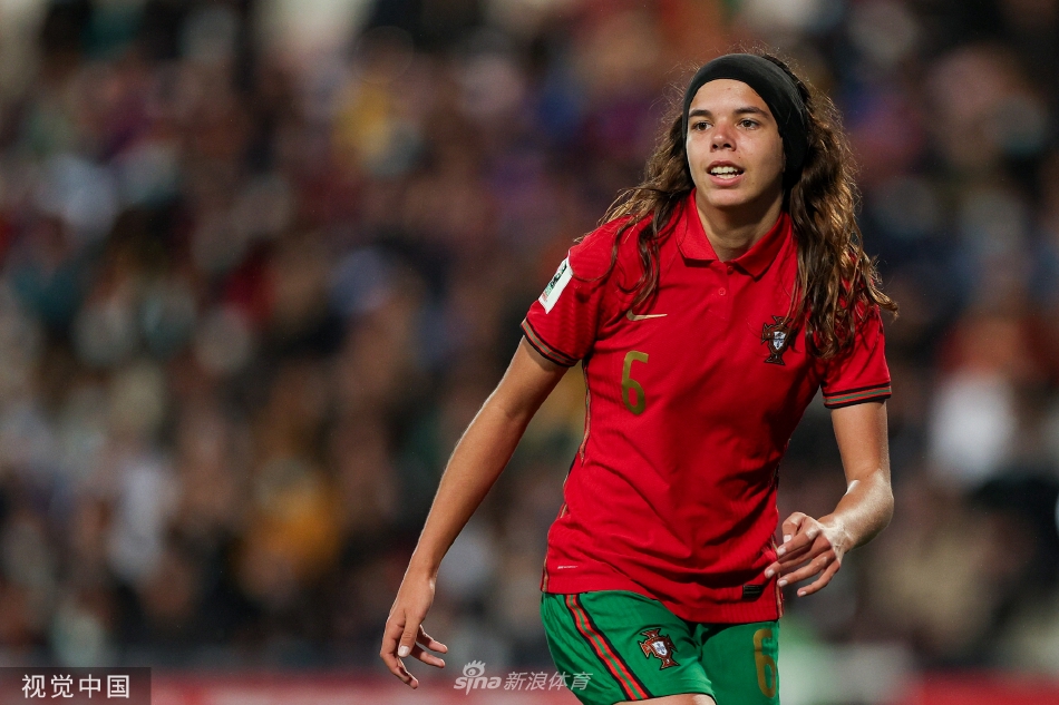 葡萄牙队前锋带球快速突破，保加利亚防守球员紧追不舍