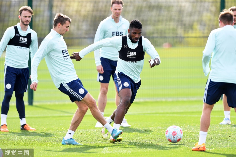 守门员做出一次精彩的侧扑，将队友的大力射门稳稳抱入怀中。