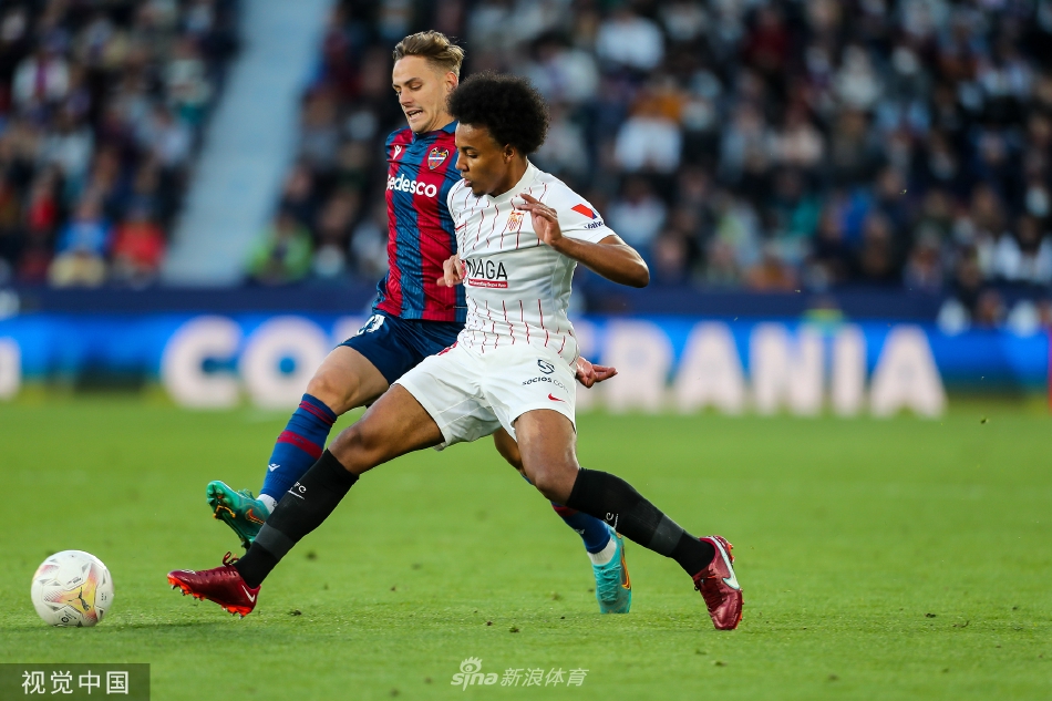 比赛结束后，塞维利亚全队聚集在球场中圈互相鼓励庆祝胜利，而背景中莱万特球员则神情落寞地走向场边。