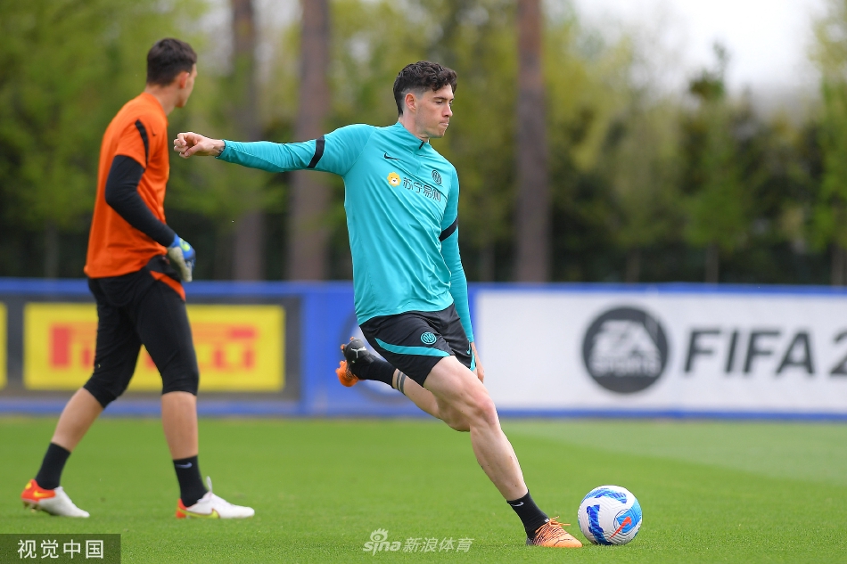 恰尔汗奥卢主罚定位球瞬间，身体如满弓般向后倾斜，皮球即将划出致命弧线飞向球门