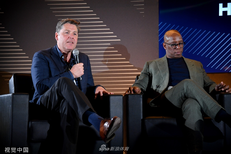 阿森纳锋线传奇伊恩赖特在台上发表感言，神情激动，仿佛再现当年进球后的激情庆祝