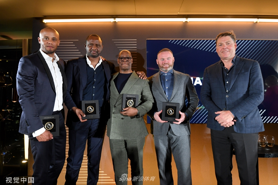 曼城传奇队长孔帕尼在典礼上手持名人堂奖章，脸上洋溢着自豪与谦逊的微笑