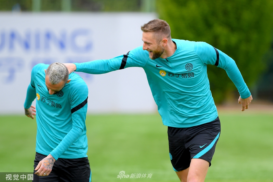 教练组围聚战术板热烈讨论，因扎吉手指图纸讲解跑位路线，众人目光聚焦如同战略会议