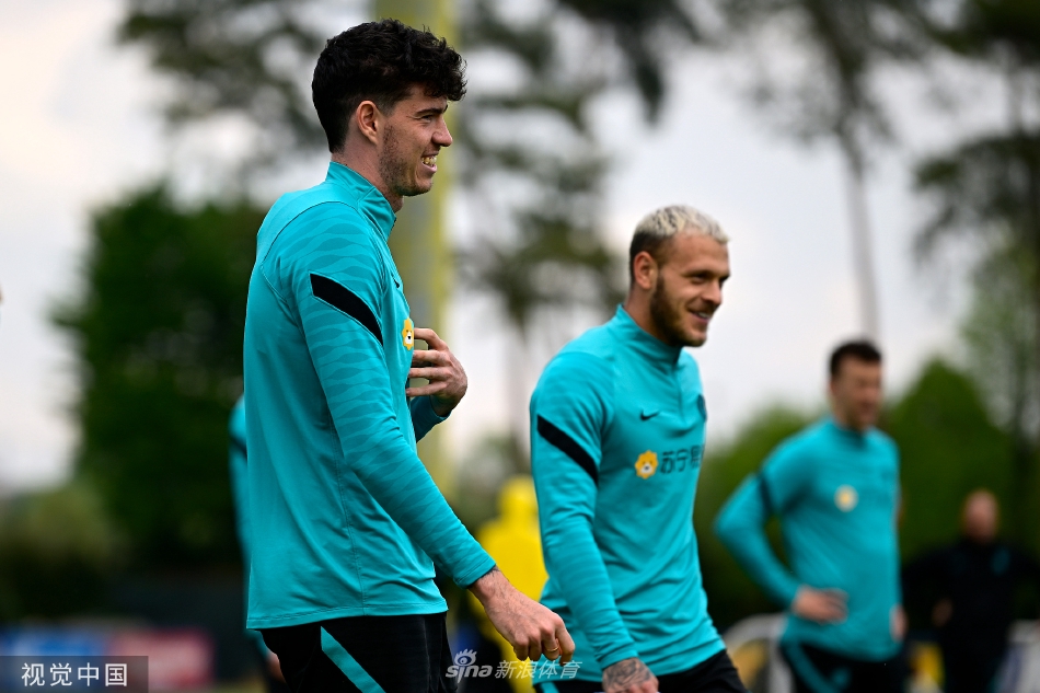 队长劳塔罗·马丁内斯正专注地进行带球突破训练，他的眼神紧紧锁定前方，展现出锋线领袖的决断力。