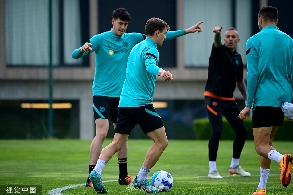 主教练西蒙尼·因扎吉双臂环抱，站在场边凝神思考，他身后的绿茵场与天空构成一幅充满谋略与期待的决战画卷。