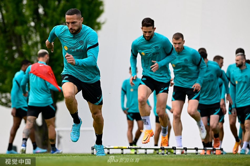 后防中坚什克里尼亚尔高高跃起，力压队友争顶头球，展现出钢铁防线不可或缺的制空权与领袖气质。