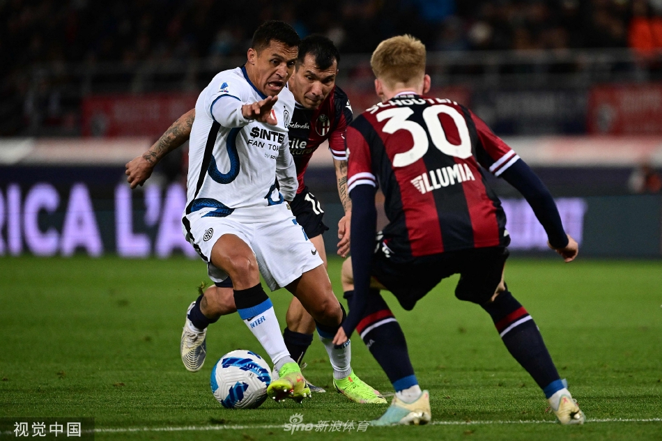 博洛尼亚主帅米哈伊洛维奇在场边紧握双拳，激情指挥，他的坚定信念感染了场上每一位球员。