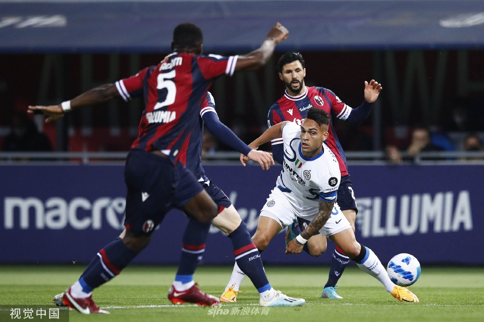 国际米兰球员佩里西奇进球后怒吼庆祝，双手指向天空，脸上写满了释放与激情，为球队取得梦幻开局。