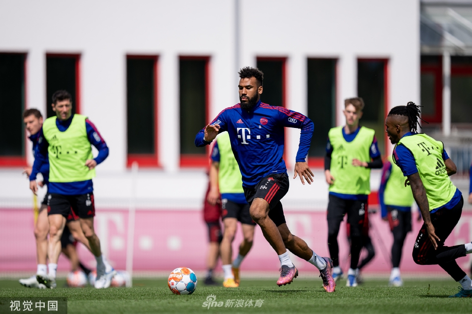 穆勒在分组对抗中露出标志性笑容，与队友击掌互动，轻松氛围下是历经百战后沉淀的从容与自信。