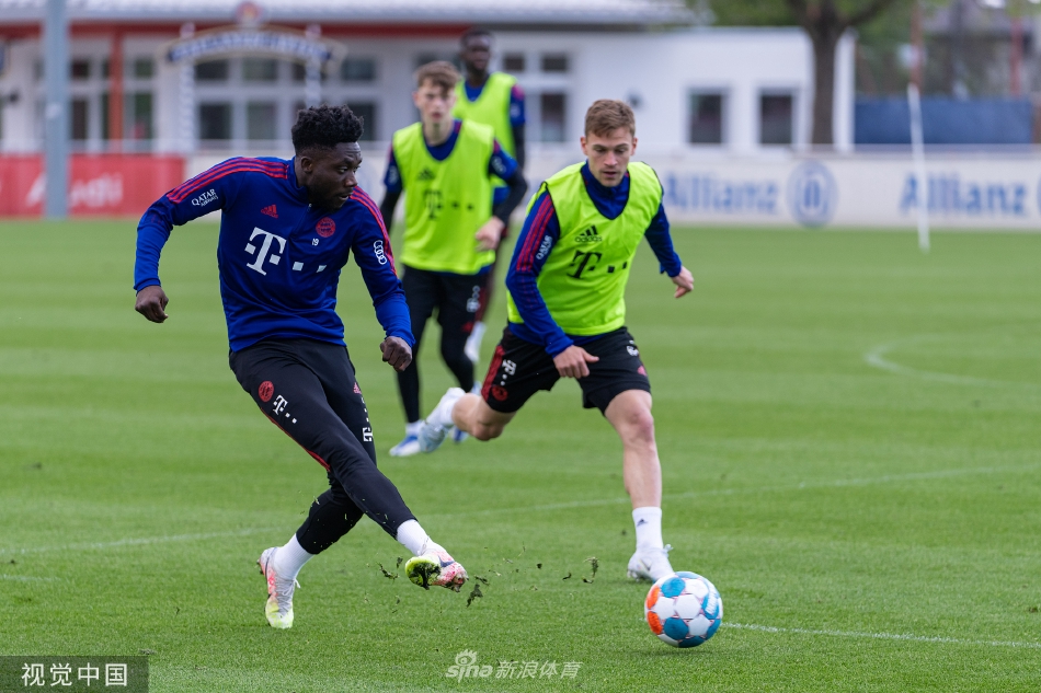 拜仁众将围成一圈进行战术部署，聚精会神聆听教练指导，绿茵场化作一幅充满战略智慧的动态沙盘。