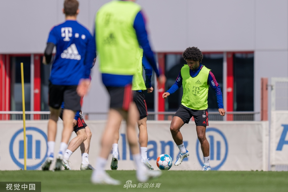 基米希与队友进行一脚出球快速传递，皮球在草皮上划过流畅的线条，展现德甲霸主娴熟默契的中场控制力。