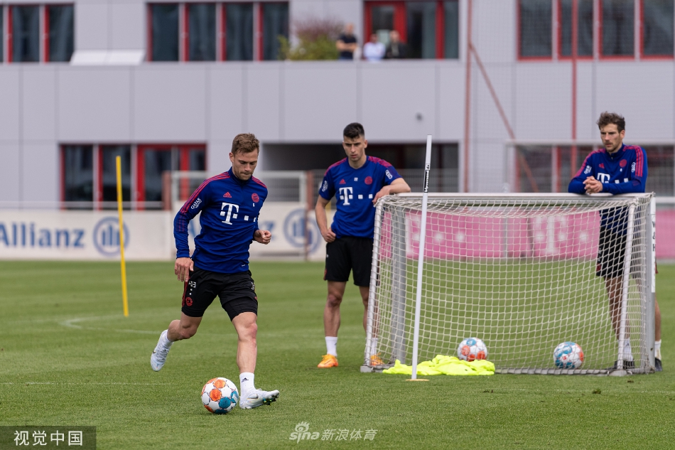 诺伊尔飞身侧扑封锁球门近角，身影舒展如鹰，守护着拜仁最后一道铁闸的尊严与稳固。