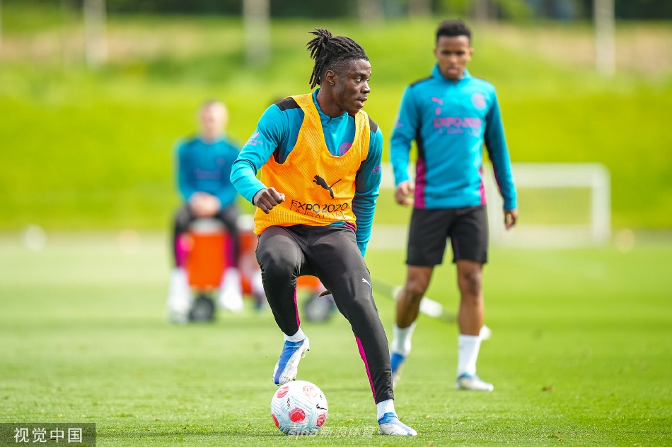 伯纳多·席尔瓦带球突破防守队员，灵巧的身姿在黄昏的光影中划出一道优美弧线