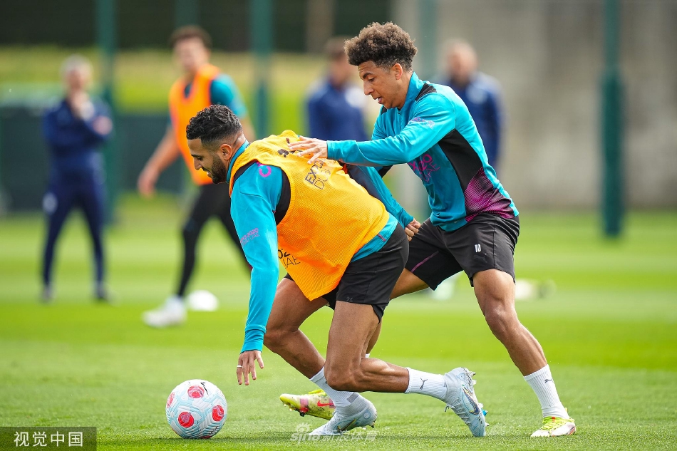 训练结束后球员们结伴离场，夕阳下的背影拉成长长的剪影，仿佛走向更大的舞台