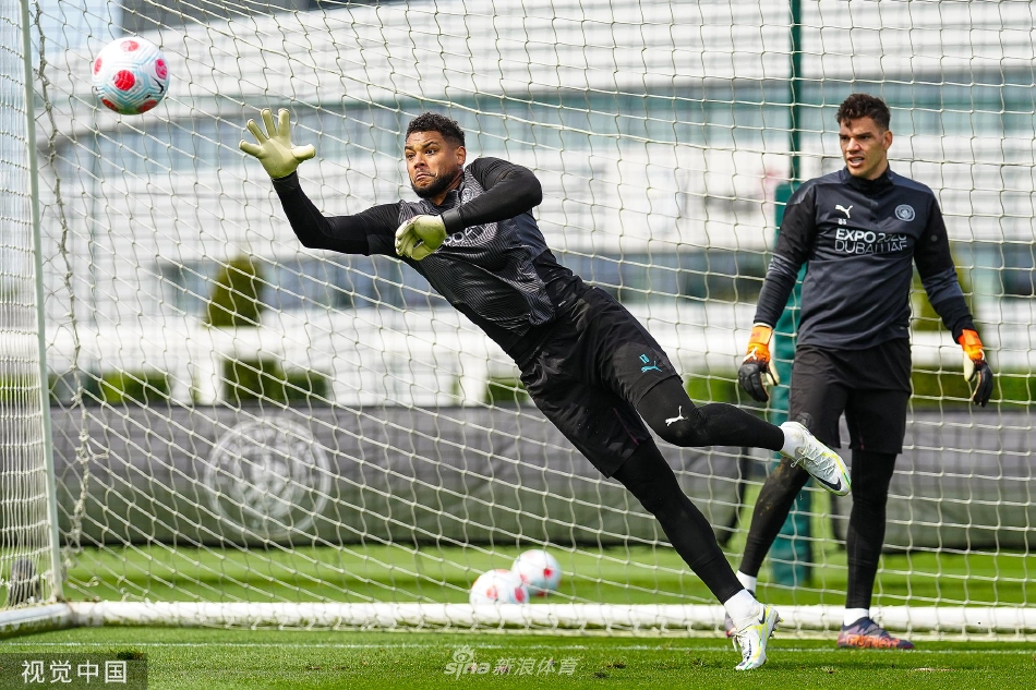 德布劳内与福登在绿茵场上并肩慢跑，阳光将他们的身影拉长，仿佛正在丈量通往冠军的距离