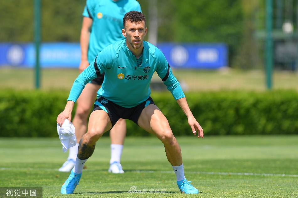 全队球员在训练后围成一圈，互相搭肩，高喊口号，展现无与伦比的团队凝聚力与决战前的昂扬士气。