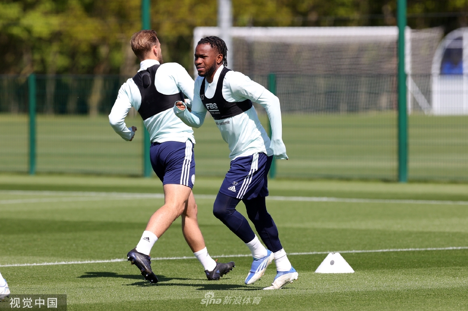 训练结束后莱斯特城球员们相互击鼓鼓励，团队凝聚力在这简单动作中得以体现