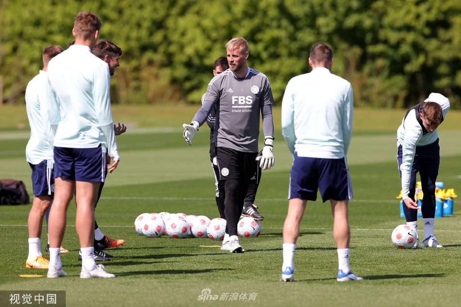 两名莱斯特城后卫正在进行一对一防守训练，专注的眼神透露出他们对胜利的渴望