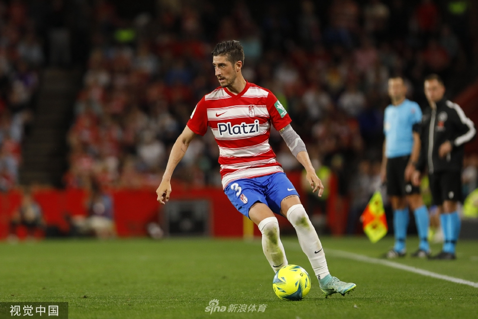 格拉纳达门将犹如神兵天降，在门线上做出极限侧扑，单掌将对手近在咫尺的劲射托出横梁，力保球门不失。